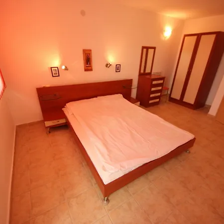 Апартамент Julia Family - Menada *